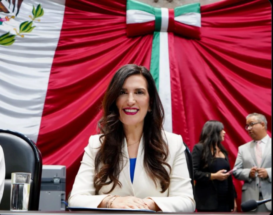 Kenia López X.png