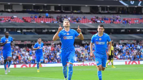 Jugadores de Cruz Azul celebran un gol ante Mazatlán
