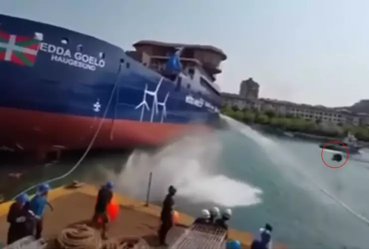 Barco casi destruye un muelle