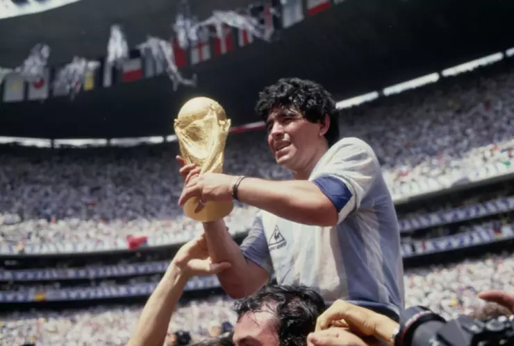 Diego Armando Maradona con la Copa del Mundo en sus manos en el estadio Azteca, una imagen histórica del futbol