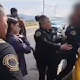 VIDEO_ ¡A segundos de la tragedia! Mujer en crisis de ansiedad amenazó con arrojarse de un puente en.jpg
