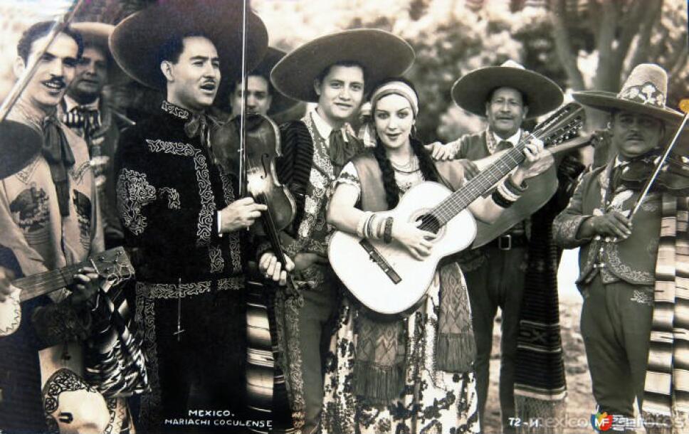 Mariachi tradicional en sepia