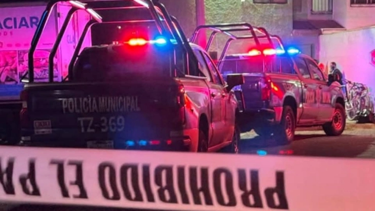 Policías resguardan la zona donde ocurrió el asesinato de una mujer embarazada y su hija en Tlajomulco de Zúñiga