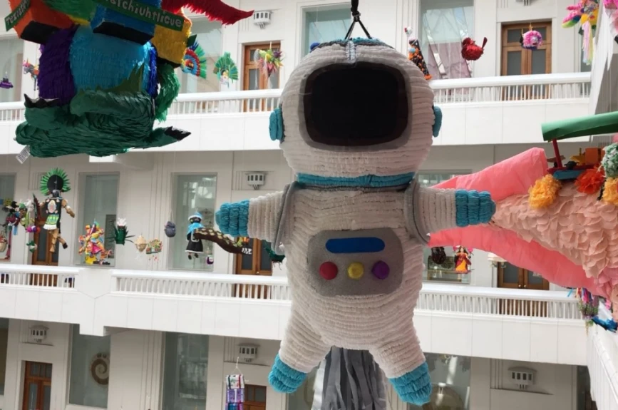 Desde el espacio al Museo de Arte Popular, un astronauta entre las piñatas.