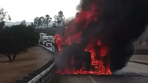 trailer calcinado en chichimequillas el marques queretaro.jpg