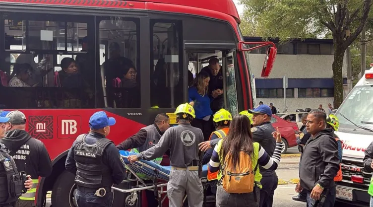 Choque de Metrobús en Iztacalco hoy: Accidente entre dos unidades deja 24 lesionados