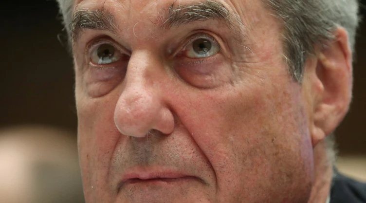El exfiscal especial Robert Mueller testifica ante una audiencia del Comité de Inteligencia de la Cámara de Representantes sobre la investigación de la Oficina del Fiscal Especial sobre la interferencia rusa en las elecciones presidenciales de 2016 en el Capitolio en Washington, EE. UU., el 24 de julio de 2019.
