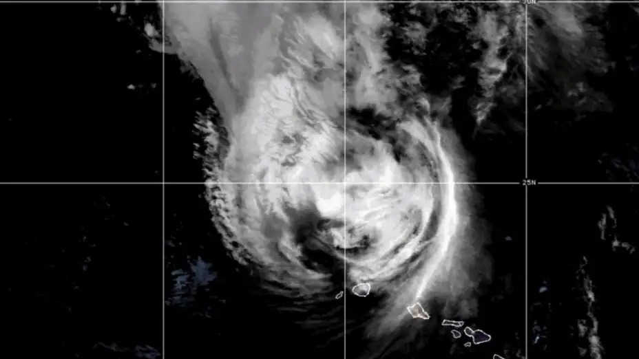 Imagen de satélite del huracán Lowell cerca de Hawái.