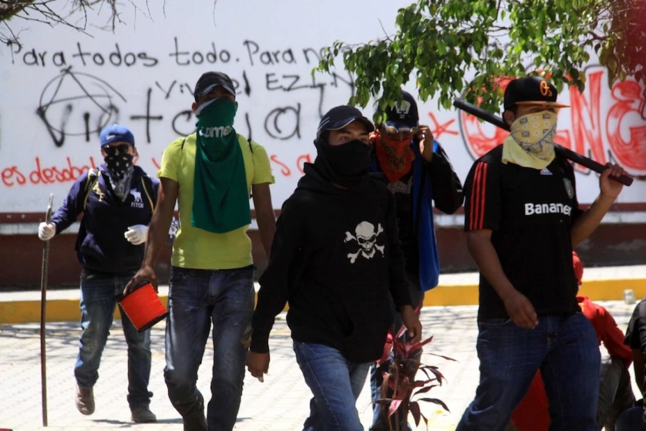 Presuntos normalistas incendian puerta de Casa de Gobierno en Michoacán