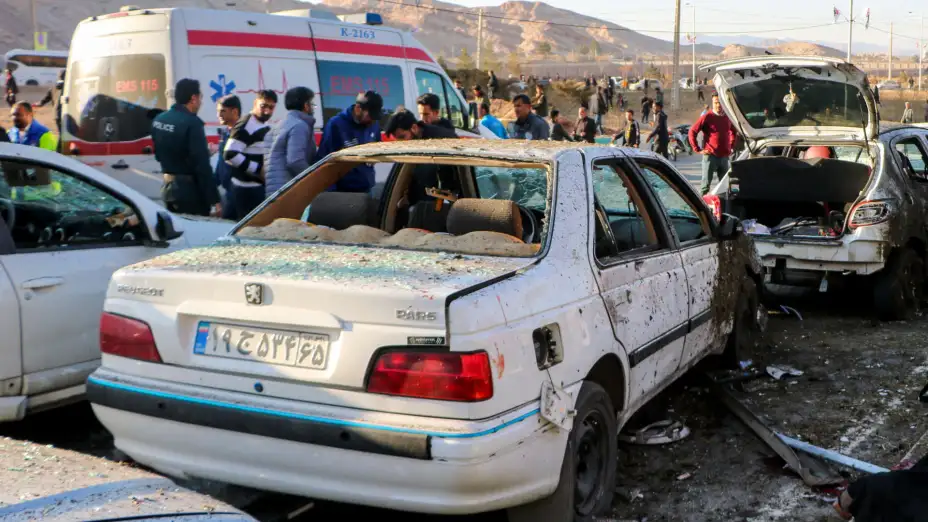 Daños tras ataque con explosivos en Kerman, Irán.