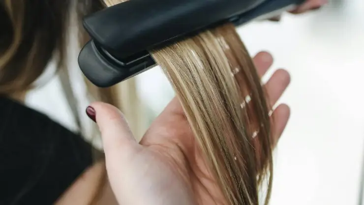 Adolescente muere mientras se planchaba el cabello en Brasil.