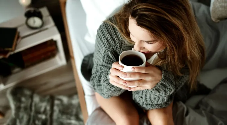 La psicología explica por qué hay personas que necesitan tomar café por la mañana después de despertar