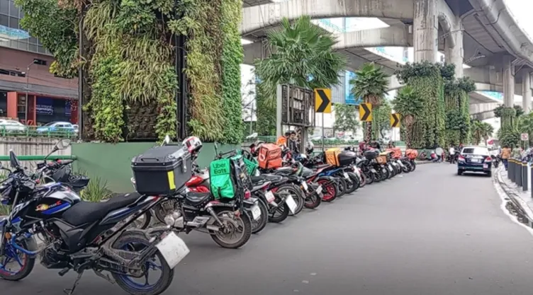 Trabajadores de aplicación con motos protestando en las calles de la CDMX