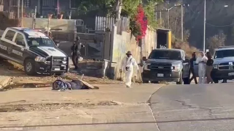 VIDEO Hallan el cuerpo de un hombre encobijado en la colonia Loma Bonita en Tijuana