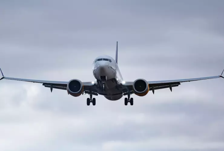 Mujer amenaza con explosivos a familias en avión de pasajeros.