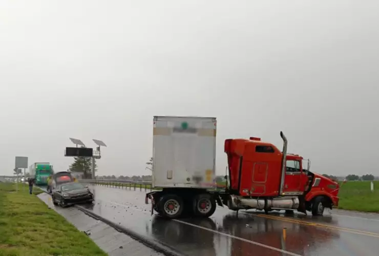 Accidente de tráiler paraliza la autopista Amozoc-Perote hoy; bloquea ambos sentidos tras impacto