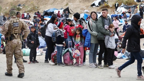 Muere niña migrante bajo custodia en Texas