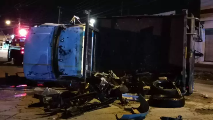 Fuerte accidente en calles de Mérida deja a camioneta volcada; así fue el momento