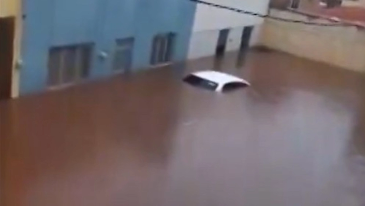 Esperan-a-que-alguien-muera__-lluvias-convierten-calles-de-Tepatitlán-en-ríos-y-una-mujer-es-arrast.webp