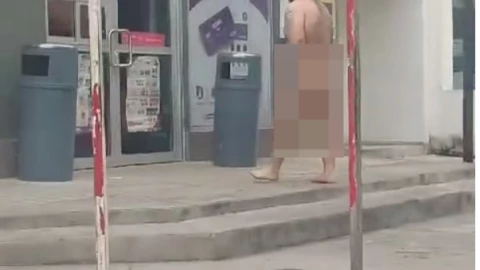 FOTOS Hombre totalmente DESNUDO ingresó a una tienda de conveniencia en Mérida