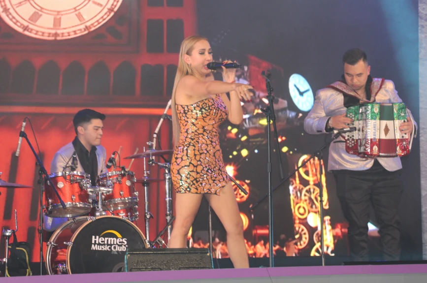 Todos bailamos con la música de Montserrat Fernández