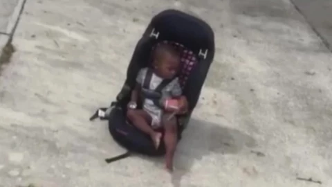 bebé-abandonado-asiento-auto-plena-calle-florida-calor