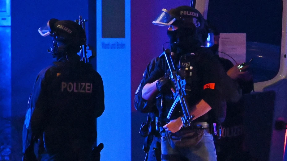 Agentes vigilan escena de una balacera en Hamburgo, Alemania.
