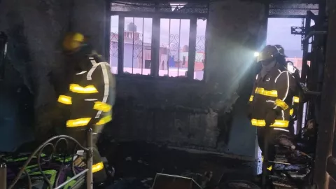 ¡Última hora! FUERTE INCENDIO consume CASA COMPLETA en San Juan Bosco, León, hoy 3 de diciembre ¿Hubo fallecidos.jpg