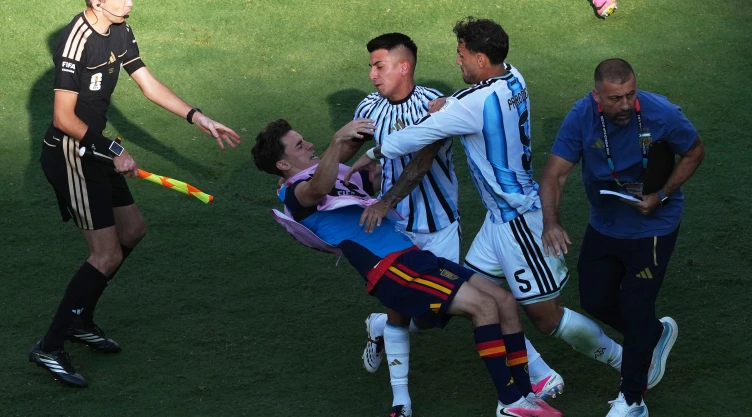 Leandro Paredes arremete contra los jugadores de España tras perder la final del Mundial 2026.