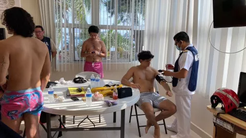 Rescatan a pasajeros de embarcación HUNDIDA en Progreso