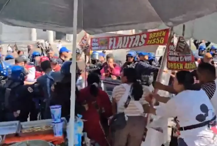 Pelea entre vendedores ambulantes y autoridades en la Alameda Central dejó tres detenidos.