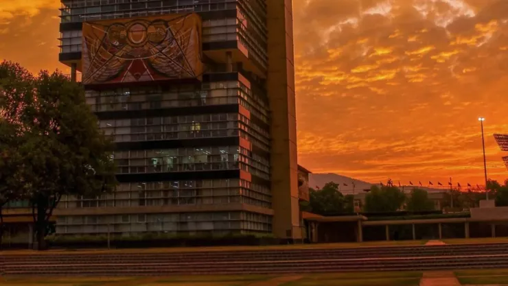 Edificio principal de la UNAM frente a las islas de Ciudad Universitaria en CDMX.