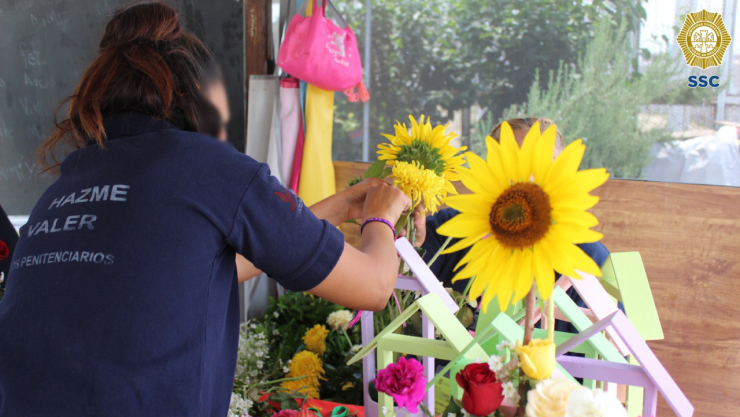 Ponen a la venta arreglos florales hechos por internas de Santa Martha para este Día de las Madres.