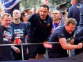 Xavi Hernández celebra festejo con aficionados