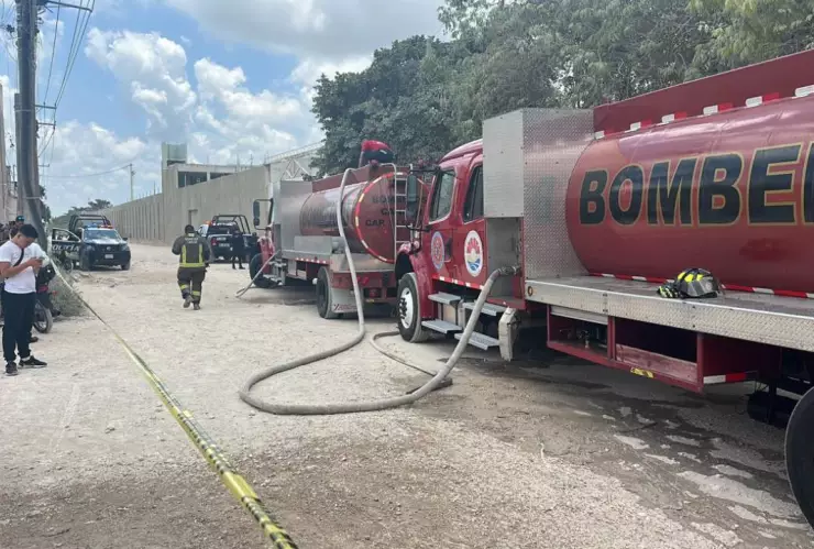 Se registra fuerte incendio en un deshuesadero en Cancún