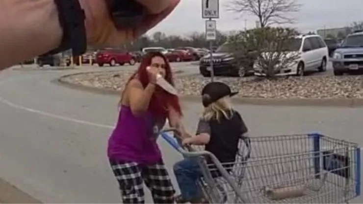 ¡Imágenes sensibles! Policías disparan contra mujer tras intentar secuestrar y atacar a un niño de 3 años