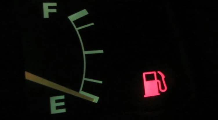 ¿Cuántos kilómetros puedes recorrer con tu vehículo al llegar a la reserva mínima de gasolina? Toma nota del dato