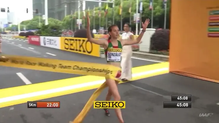 Alegna González oro
