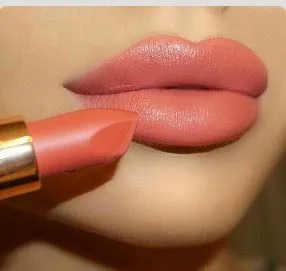 Los labiales durazno son más sutiles y naturales, y aportan brillo, a diferencia de los nudes