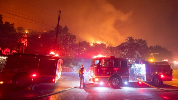 Bomberos combaten incendios forestales de Los Ángeles, California