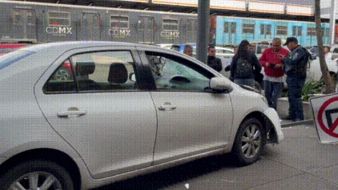 ¡URGENTE! Choque de auto contra taquería en Tlalpan