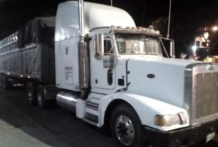 Hombre muere aplastado por tráiler