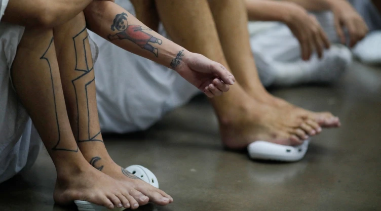 Menores vinculados a pandillas en El Salvador serán encarcelados junto a adultos