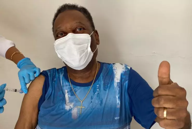 Pelé se vacuna contra la COVID-19, afirma que “es un día inolvidable”