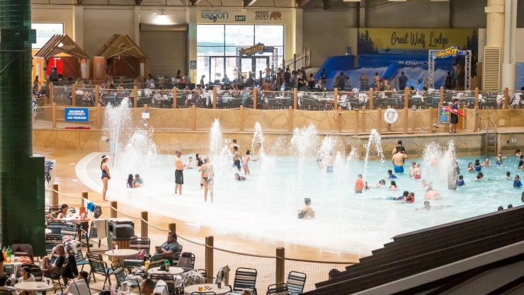 Niños y adultos juegan en Great Wolf Lodge