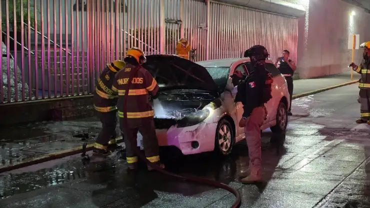 ¡Movilización! Incendio de vehículo en bulevar Ruiz Cortines, en Boca del Río