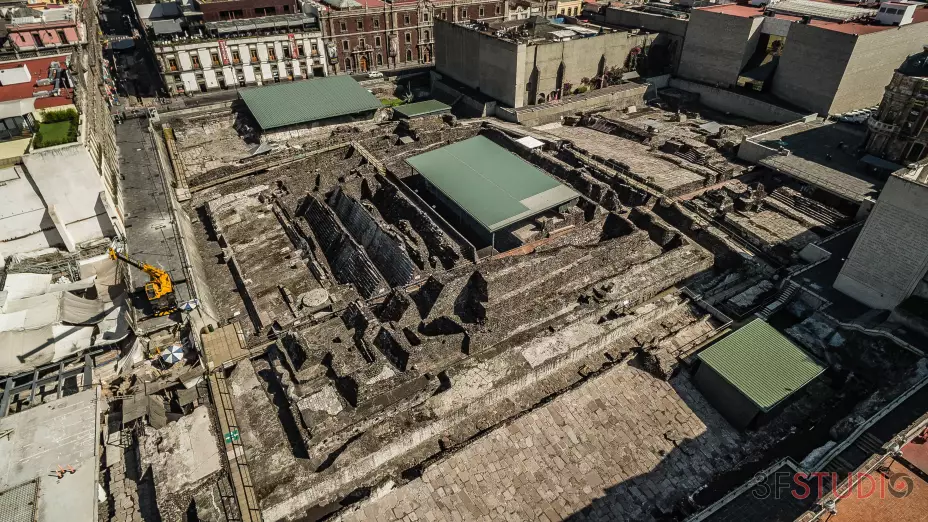 B01JSW daños 2 templo mayor.jpg