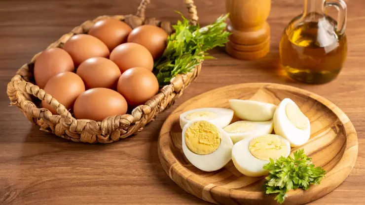 Unos deliciosos huevos naturales y en el otro plato cocidos