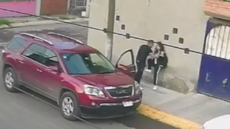 Sujeto agr3de a estudiante en plena calle