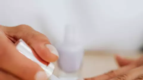 Preparar la uña antes de aplicar el esmalte es uno de los pasos más importantes